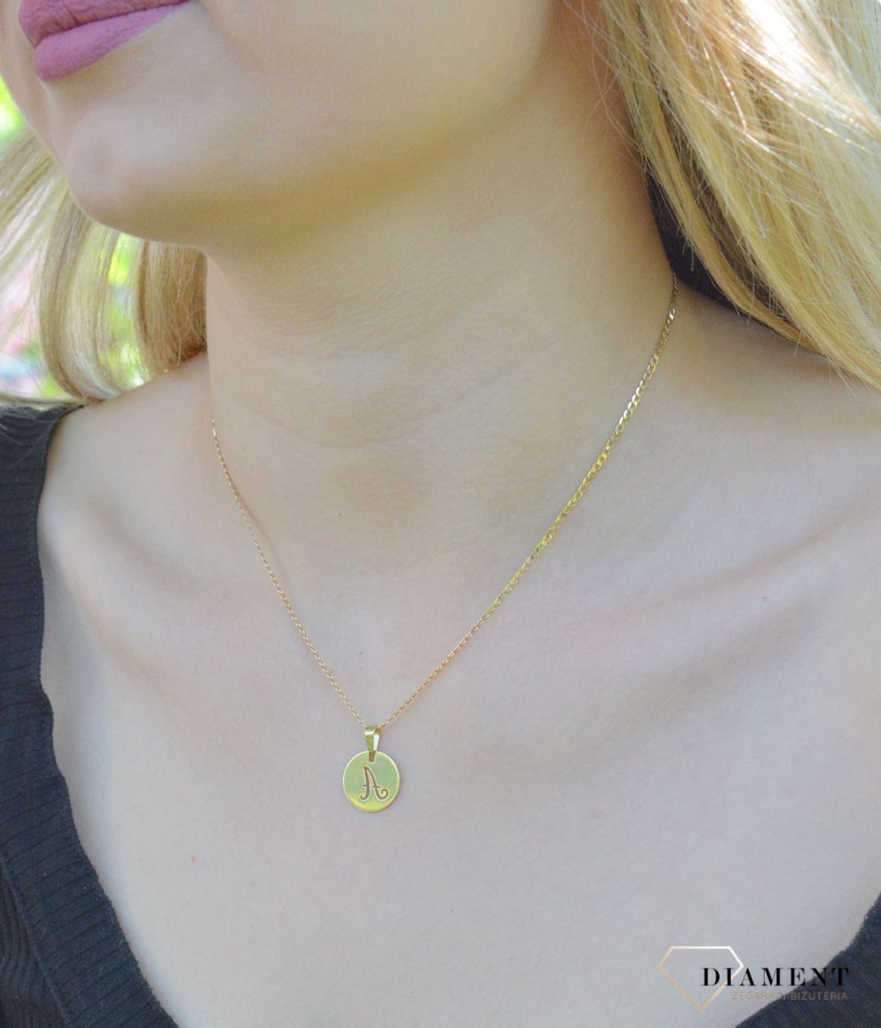 Złota zawieszka 585 z literką A ZA 4978A. modna złota zawieszka wykonana z najwyższej próby złota 585. Zawieszka w kształcie litery A. Zawieszka Siwiec, Rozenek Idealny pomysł na prezent.  Literka A. Zawieszka A..jpg